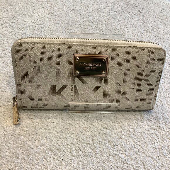 Pretty Michael Kors White Zip Around Wallet - Picture 1 of 5